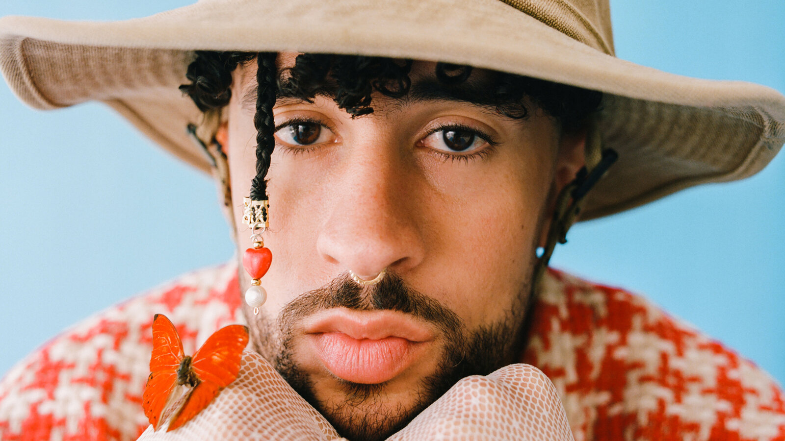 Bad Bunny sube la temperatura en campaña de Calvin Klein - Punto Rojo |  Radio