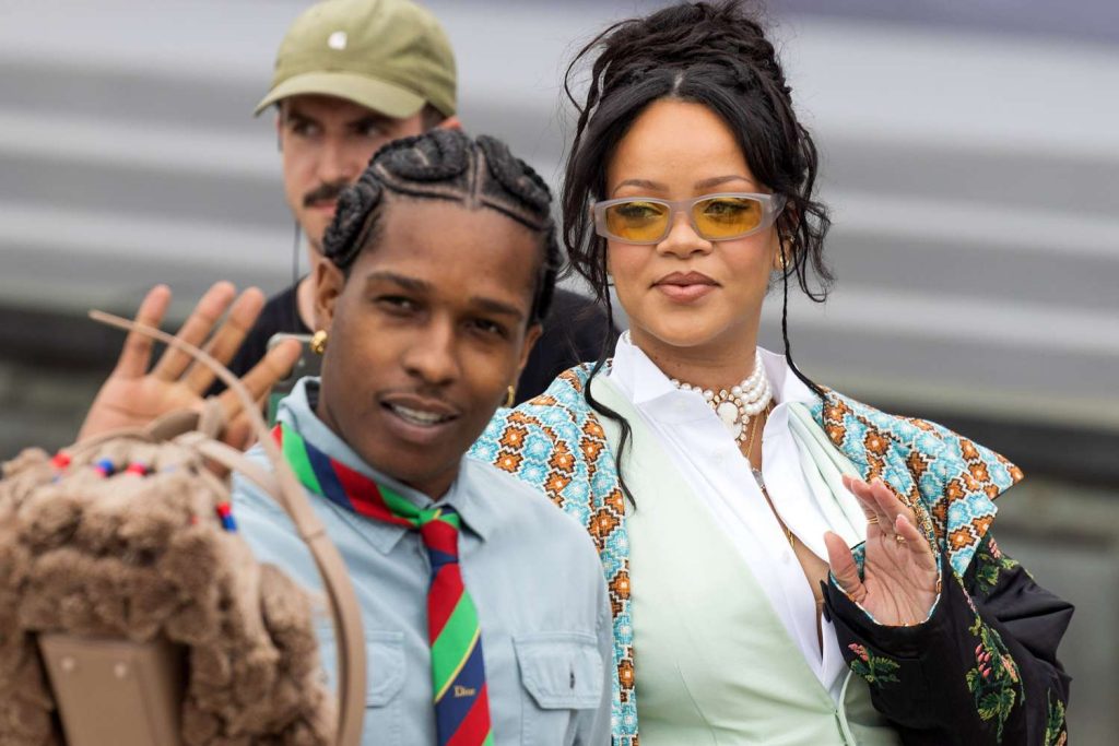 Rihanna redefine una vez más la moda francesa, está bellísima.