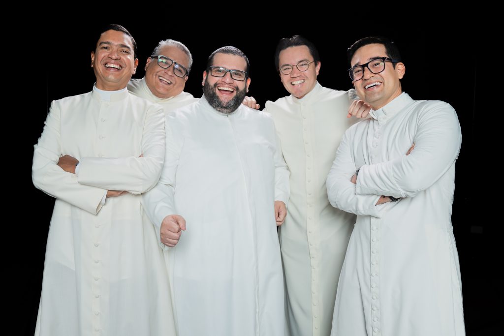 Los Padrecitos  Ft Jon Carlo cantan juntos Ríos de Misericordia
