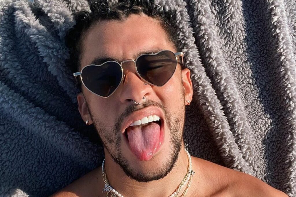Bad Bunny le acomoda el descote a una fan.