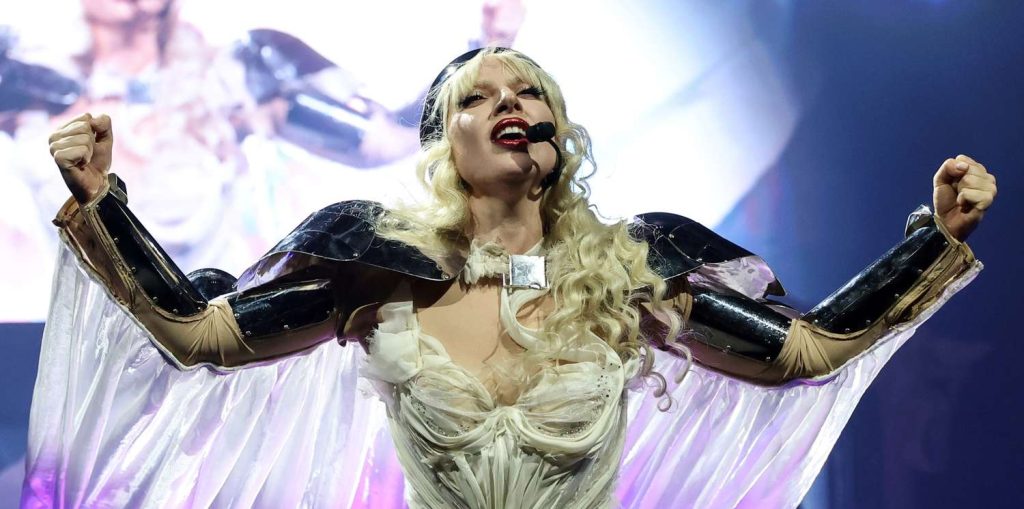 Lady Gaga tropieza y cae en la fiesta de Las Vegas.