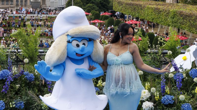 Rihanna, da la voz a Pitufina y estuvo en el preestreno de la cinta en Bruselas.