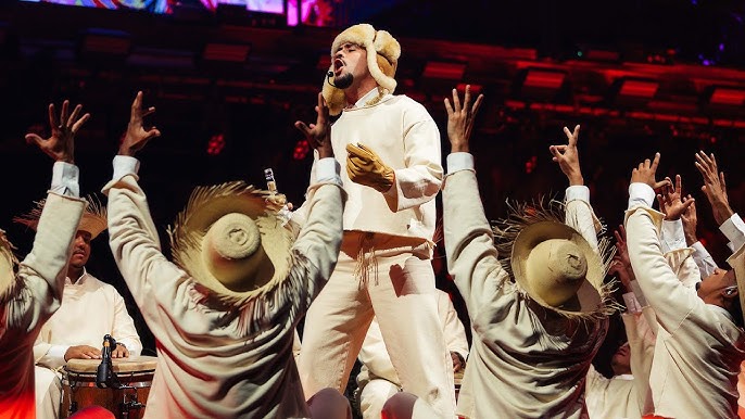 Bad Bunny celebra a Puerto Rico y comparte su concierto vía streaming
