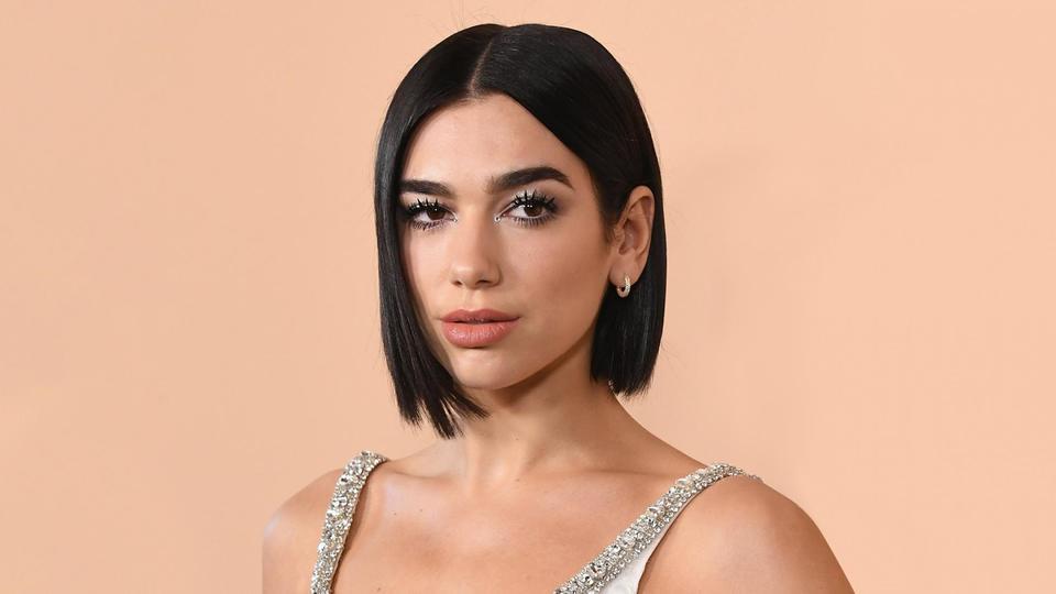 Dua Lipa se “gradúa” en español.