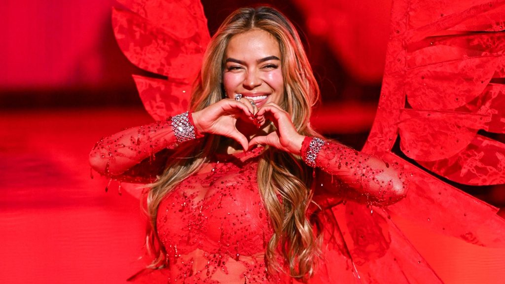Karol G en el Victoria’s Secret, vistió de Rojo.