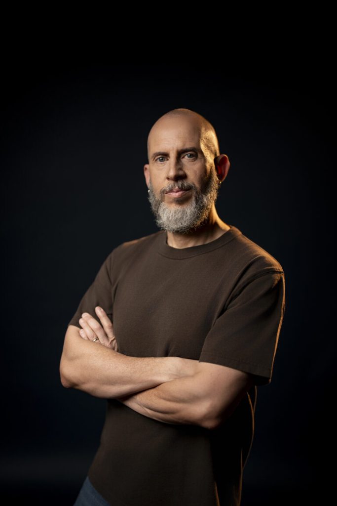 Sergio Sacoto y Bacilos le ponen ritmo al desamor con “Ya no quiero morir de amor”