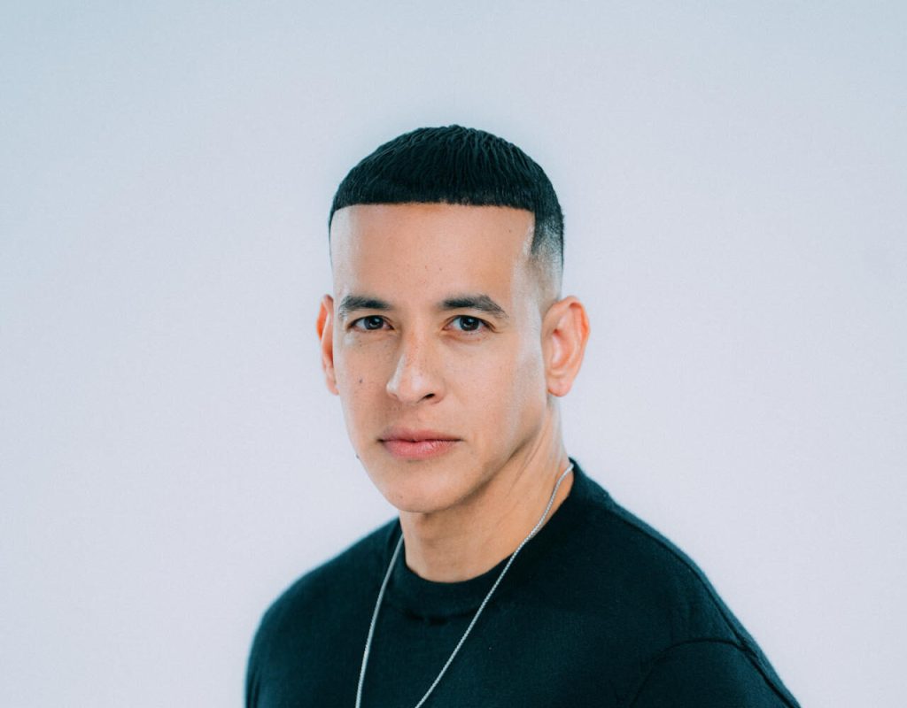 USA5148. MIAMI (FL, EEUU), 02/10/2025.- Fotografía cedida por Telemundo donde aparece el cantante puertorriqueño de reguetón Daddy Yankee. Yankee, quien ahora se hace llamar DY, volverá a los escenarios tras casi dos años de pausa al presentarse en los Premios Billboard de la Música Latina 2025 el 23 de octubre en Miami, según anunciaron este jueves dicha organización y Telemundo. EFE/Telemundo /SOLO USO EDITORIAL /NO VENTAS /SOLO DISPONIBLE PARA ILUSTRAR LA NOTICIA QUE ACOMPAÑA /CRÉDITO OBLIGATORIO