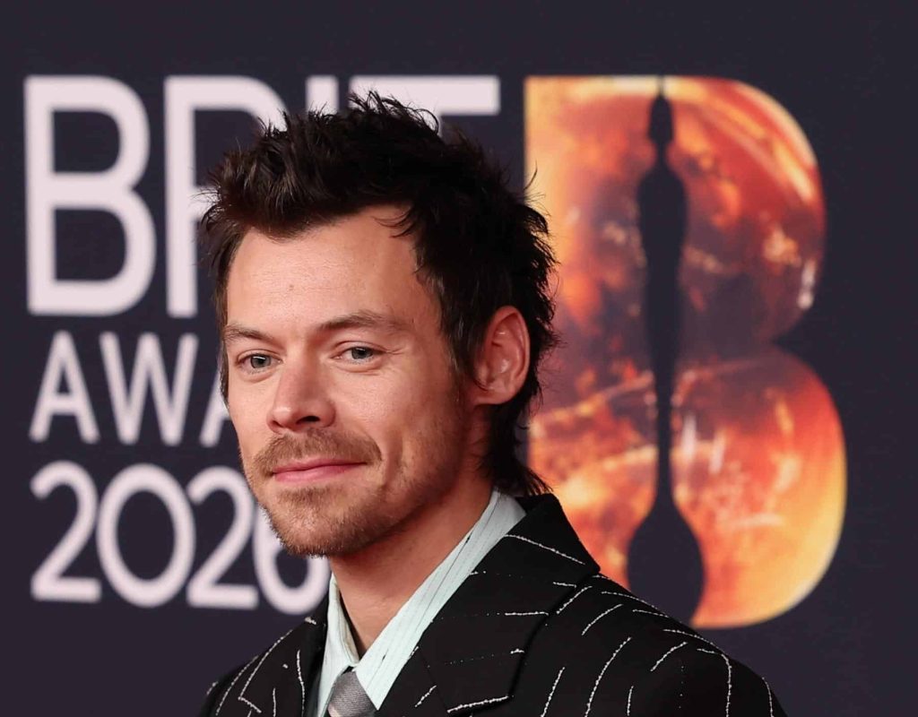 MANCHESTER (United Kingdom), 28/02/2026.- British singer Harry Styles poses on the red carpet during the 2026 BRIT Awards ceremony at the Co-op Live Arena, Manchester, Britain, 28 February 2026. The annual pop music awards are presented by the British Phonographic Industry (BPI). (Reino Unido) EFE/EPA/ADAM VAUGHAN