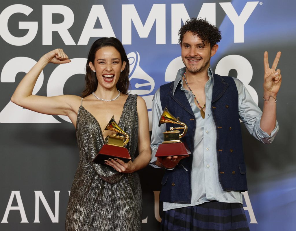 SEVILLA. 16/11/2023.- Catalina García y Santiago Prieto, Monsieur Periné, nominados a Mejor Álbum de Música Alternativa y Mejor Canción Pop, posan para los fotógrafos en la alfombra roja de la gala anual de los Latin Grammy, este jueves en Sevilla. EFE/José Manuel Vidal