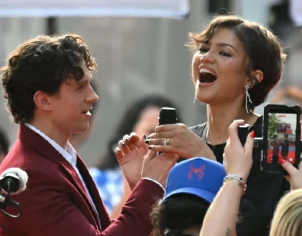 tom-holland-zendaya-premiere-paris-spiderman-brand-new-day_163