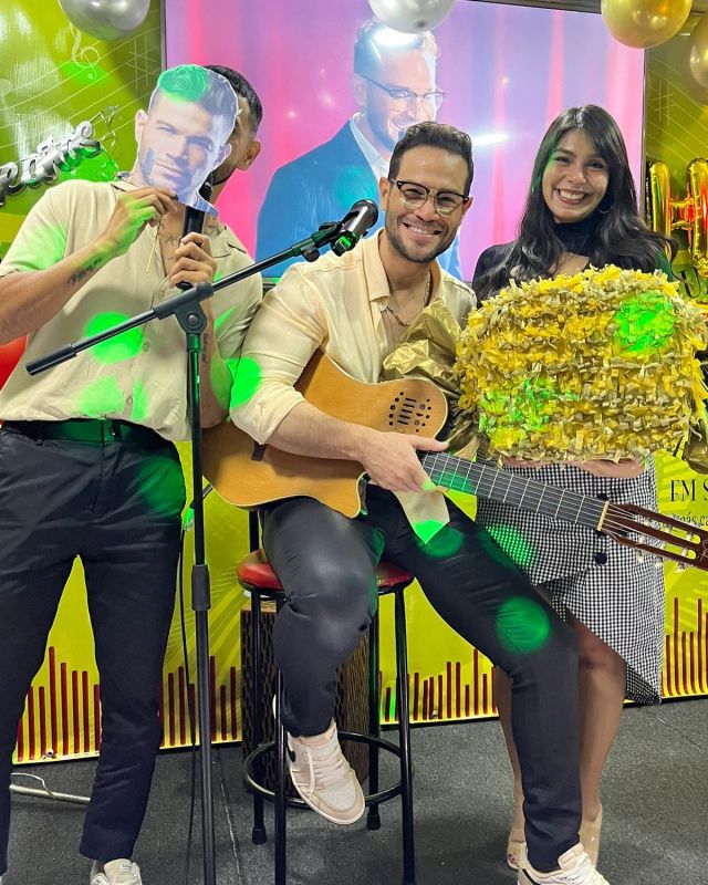 Gracias @danielbeta 🎁🎶 por dejarnos ponerle color a tu cumple 🎉 ❤️

Sigamos disfrutando de “APASIONADO” 🎶❤️
Solicítala en nuestra programación 🎵 
.
.
@andyguerrag 
@maripau.mt